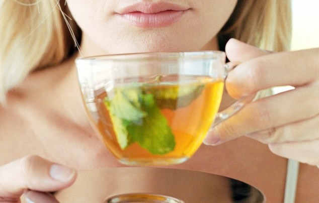 Zelený čaj podporí zdravie srdca a zníži cholesterol. Je lepšie si dať šálku alebo výživový doplnok?