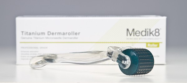 Valček Derma roller Medik8 s mikroihličkami 0,3 mm